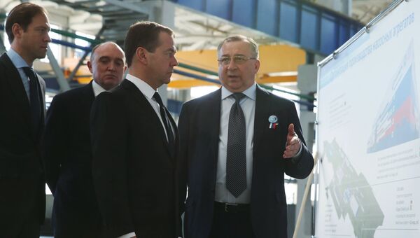 Председатель правительства РФ Дмитрий Медведев во время посещения предприятия АО Транснефть Нефтяные Насосы в Челябинске