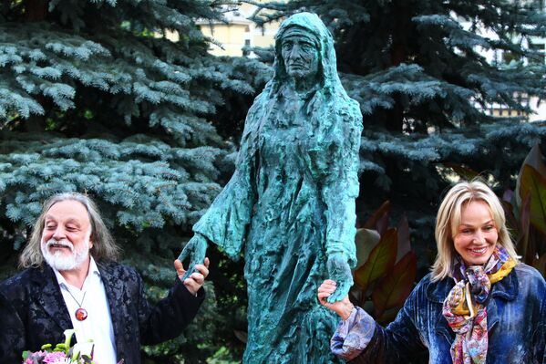 Актриса Наталья Андрейченко и скульптор Григорий Потоцкий выступают на открытии памятника Матери Терезе