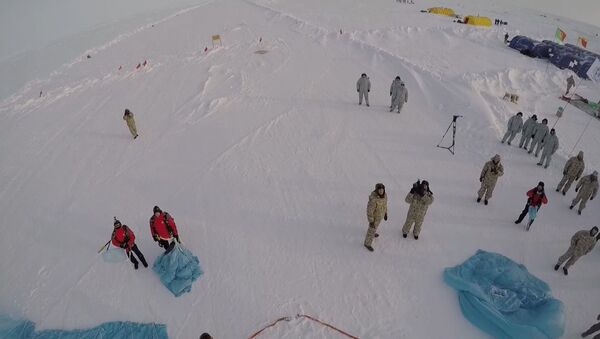 Приземление точно в цель: в Арктике прошли соревнования парашютистов