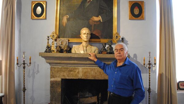 Скульптор Виктор Контрерас, духовный сын князя Юсупова, рядом с потретом отца