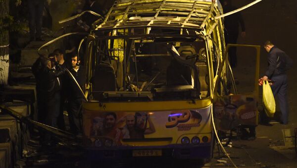 Сотрудники полиции на месте взрыва автобуса в Ереване, Армения