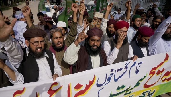 Члены радикальной исламской группировки Суннит Техрик во время демонстрации с требованием казни для Асии Биби в Равалпинди, Пакистан