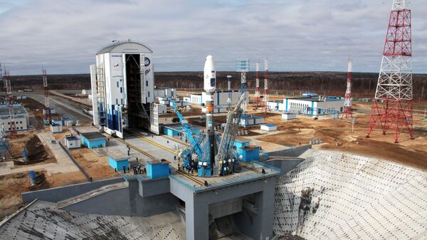 Предстартовый вывоз ракеты Союз-2.1а на стартовую площадку космодрома Восточный