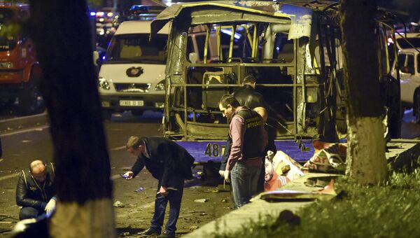 Сотрудники полиции на месте взрыва автобуса в Ереване, Армения. Архивное фото