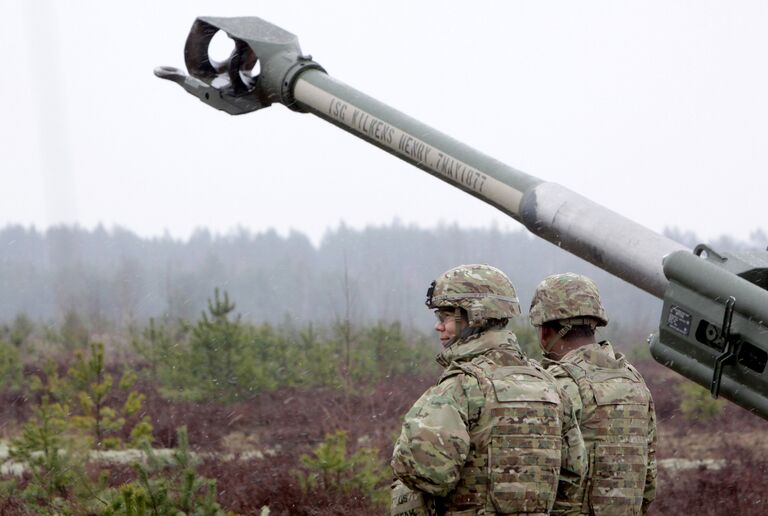 Военнослужащие блока НАТО возле гаубицы М-777 на военных учениях Operation Summer Shield на полигоне Адажи в Латвии