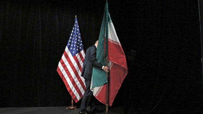 Флаги США и Ирана на сцене для групповой фотографии глав МИД стран