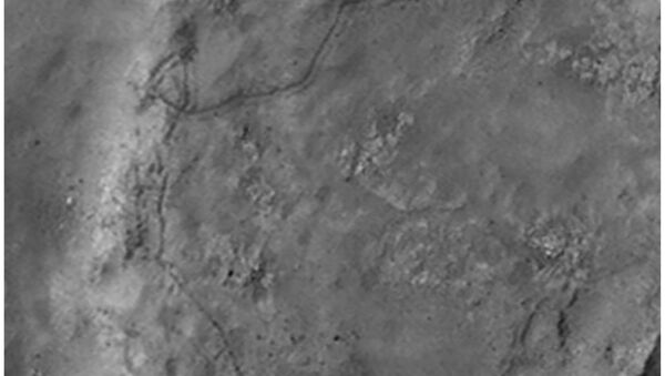 Следы марсохода Оппортьюнити, снятые зондом MRO