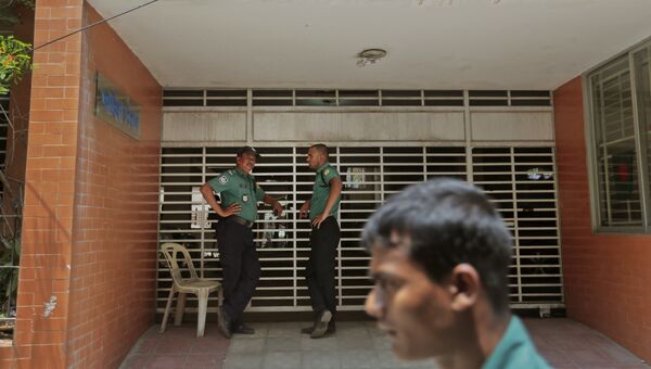 Полиция возле здания где произошло убийство двух активистов ЛГБТ. Дакка, Бангладеш