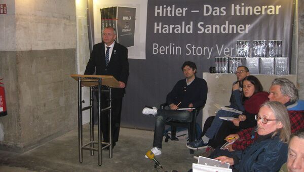 Пресс-конференция немецкого историка Харальда Сандлера, автора сборника «Hitler. Das Itinerar», в подземной части бункере Berlin Story Bunker, построенного в 1943 году