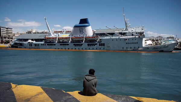 Пассажирское судно Паная Тину тонет в греческом порту Пирей. 26 апреля 2016