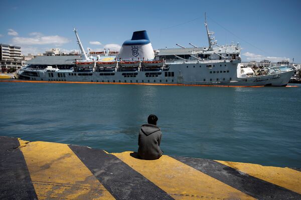 Пассажирское судно Паная Тину тонет в греческом порту Пирей