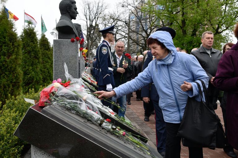 Участники митинга-реквиема, посвященного памяти жертв аварии на Чернобыльской АЭС