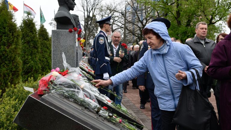 Участники митинга-реквиема, посвященного памяти жертв аварии на Чернобыльской АЭС