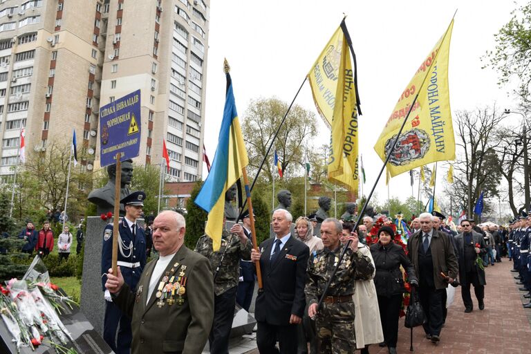 Участники митинга-реквиема, посвященного памяти жертв аварии на Чернобыльской АЭС