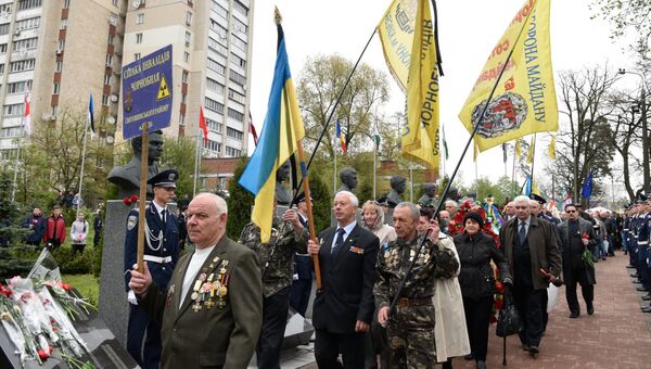 Участники митинга-реквиема, посвященного памяти жертв аварии на Чернобыльской АЭС