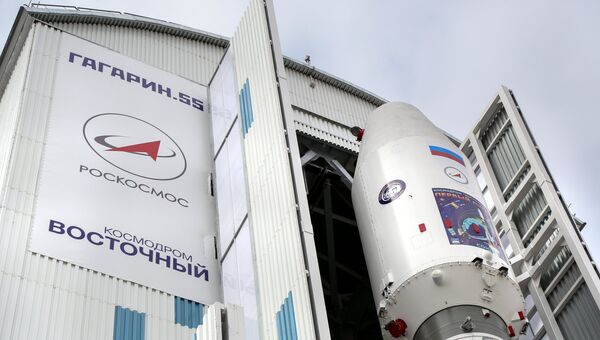 Вывоз ракеты Союз-2.1а с космическими аппаратами на стартовую площадку космодрома Восточный