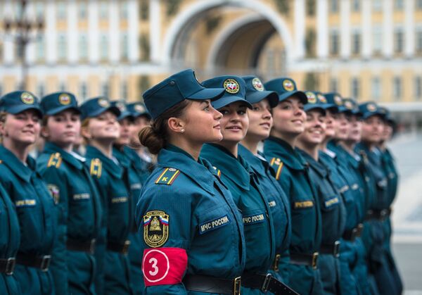 Курсанты МЧС России во время репетиции пешей части военного парада Победы на Дворцовой площади в Санкт-Петербурге