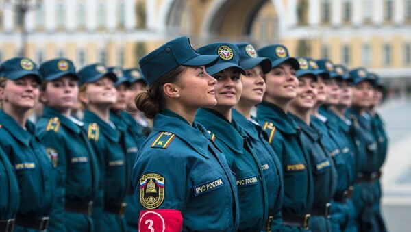Курсанты МЧС России во время репетиции пешей части военного парада Победы на Дворцовой площади в Санкт-Петербурге