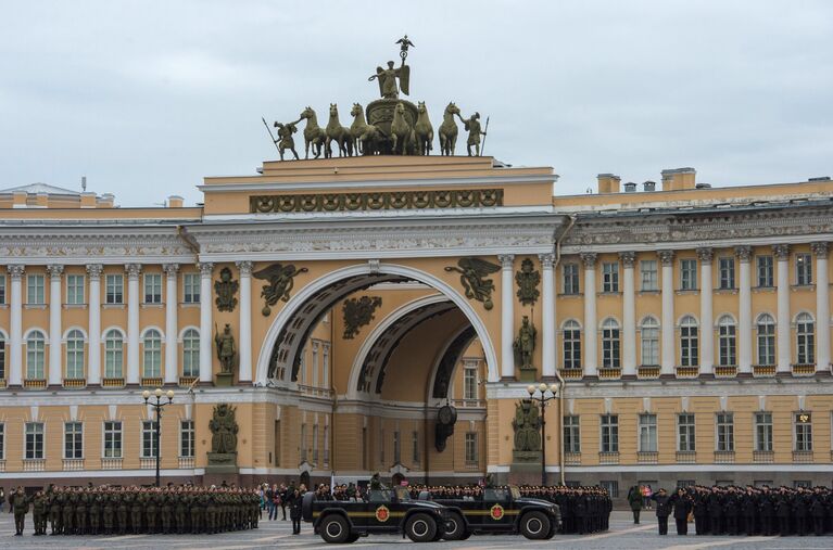 Военнослужащие во время репетиции пешей части военного парада Победы на Дворцовой площади в Санкт-Петербурге