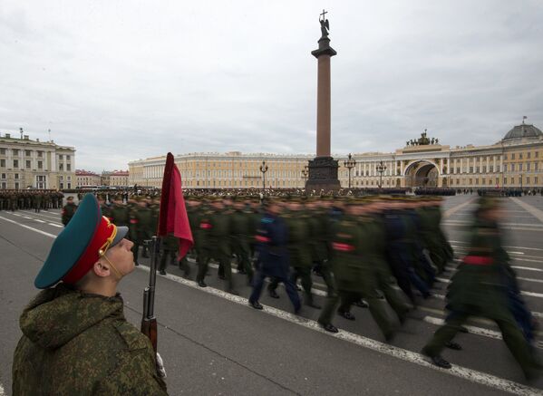 Военнослужащие во время репетиции пешей части военного парада Победы на Дворцовой площади в Санкт-Петербурге