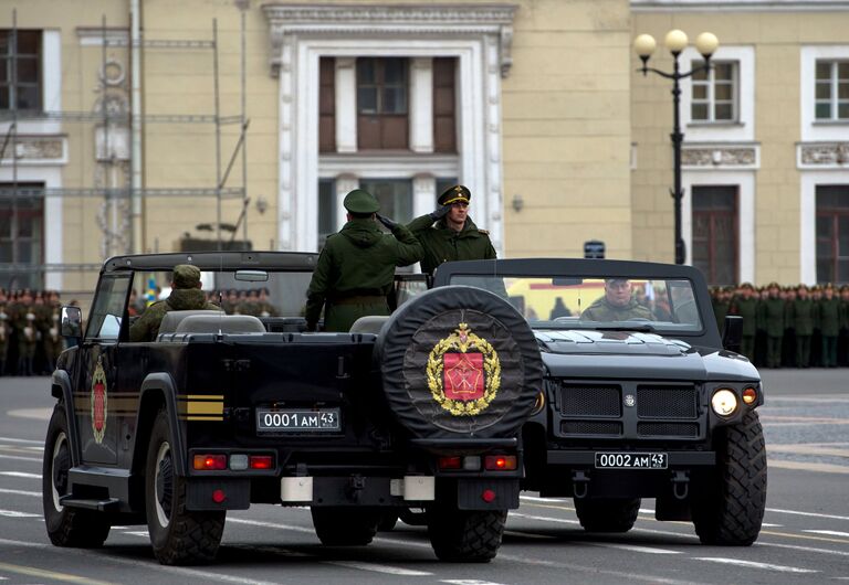 Военнослужащие во время репетиции пешей части военного парада Победы на Дворцовой площади в Санкт-Петербурге