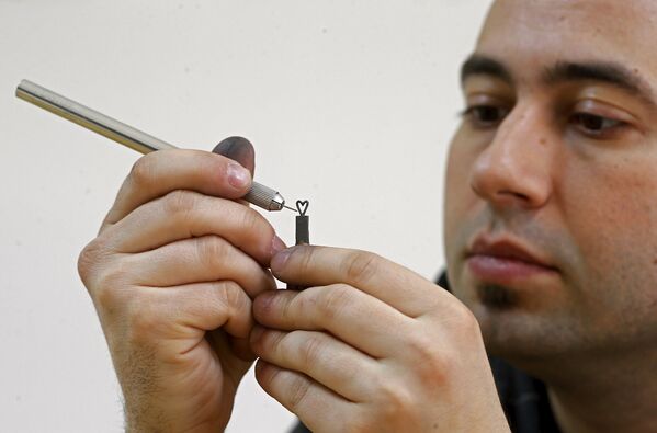 Ясенко Джорджевич создает миниатюрную скульптуру на кончике карандаша. Босния и Герцеговина