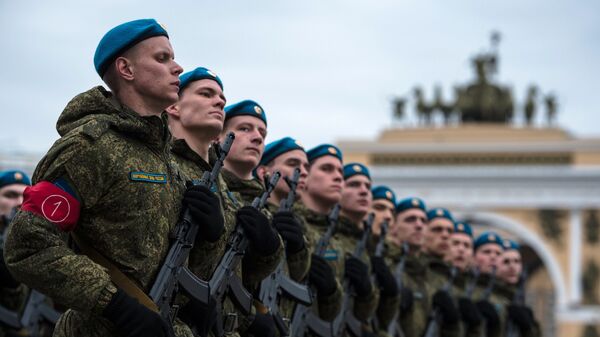 Военнослужащие во время репетиции пешей части военного парада Победы на Дворцовой площади в Санкт-Петербурге. Архивное фото