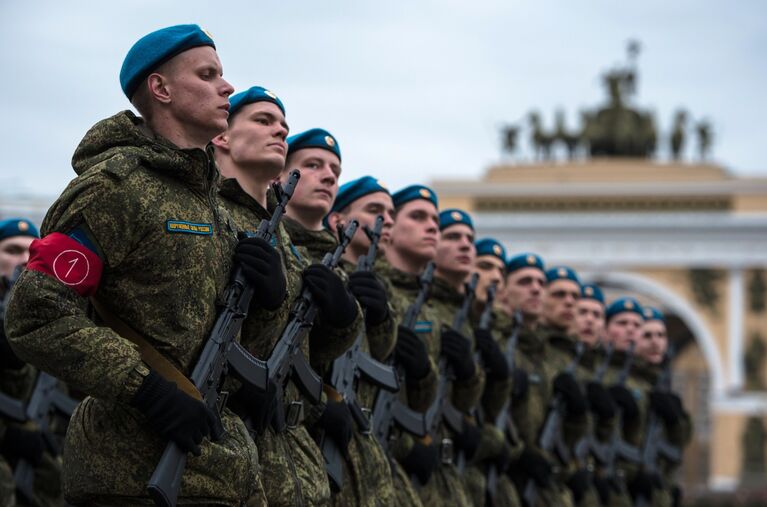 Военнослужащие во время репетиции пешей части военного парада Победы на Дворцовой площади в Санкт-Петербурге