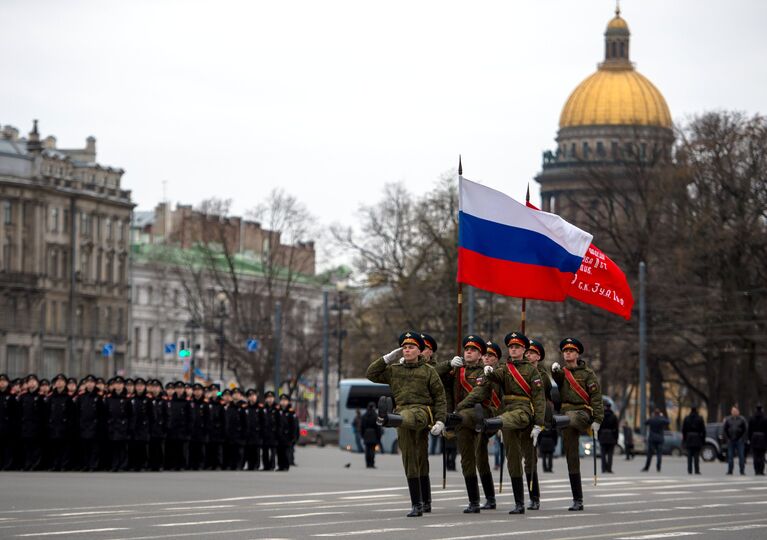 Военнослужащие во время репетиции пешей части военного парада Победы на Дворцовой площади в Санкт-Петербурге