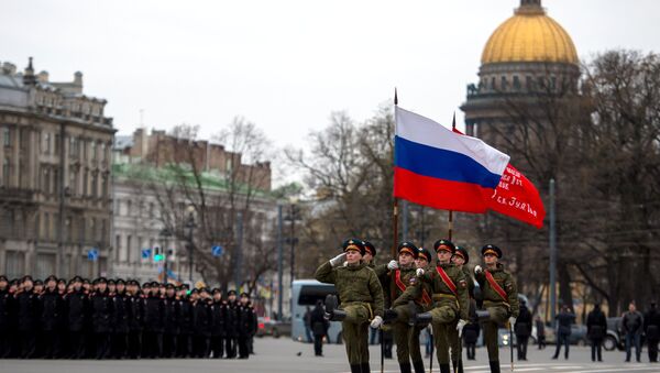 Военнослужащие во время репетиции пешей части военного парада Победы на Дворцовой площади в Санкт-Петербурге. Архивное фото