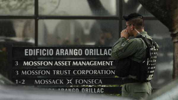 Сотрудник полиции у офиса компании Mossack Fonseca в Панаме. Апрель 2016