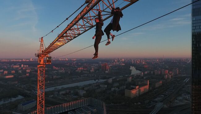 Руферы забрались на строительный кран около Москва-Сити. Съемка с дрона