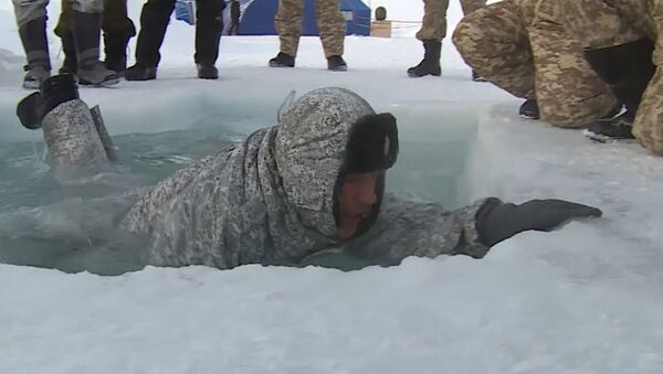 Десантники в Арктике испытали новую форму погружением в прорубь