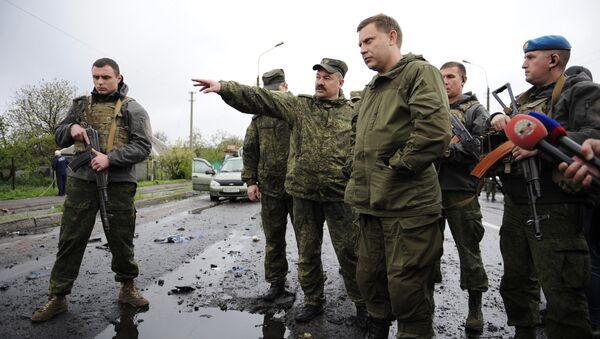 Глава ДНР Александр Захарченко в районе КПП Еленовка в Донецкой области, где произошел обстрел силовиками. Архивное фото