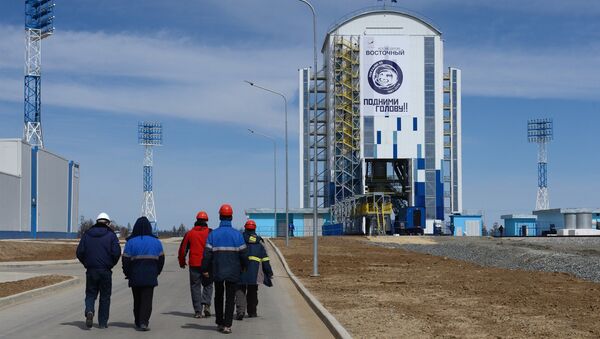 Специалисты Роскосмоса у стартового комплекса с ракетой-носителем Союз-2.1а на космодроме Восточный. Архивное фото