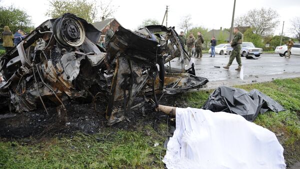 Автомобиль, подвергшийся обстрелу украинскими силовиками в районе КПП Еленовка в Донецкой области. Архивное фото