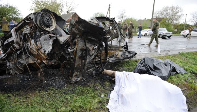 Автомобиль, подвергшийся обстрелу украинскими силовиками в районе КПП Еленовка в Донецкой области