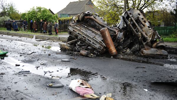 Автомобиль, подвергшийся обстрелу украинскими силовиками. Архивное фото
