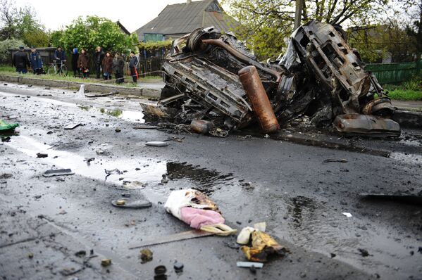 Автомобиль, подвергшийся обстрелу украинскими силовиками в районе КПП Еленовка в Донецкой области