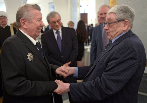 Евгений Чазов и политолог Валентин Зорин перед началом церемонии вручения государственных наград в Кремле