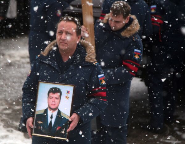 Военнослужащие ВВС России во время похорон летчика Олега Пешкова, погибшего в Сирии Военнослужащие ВВС России во время похорон летчика Олега Пешкова, погибшего в Сирии