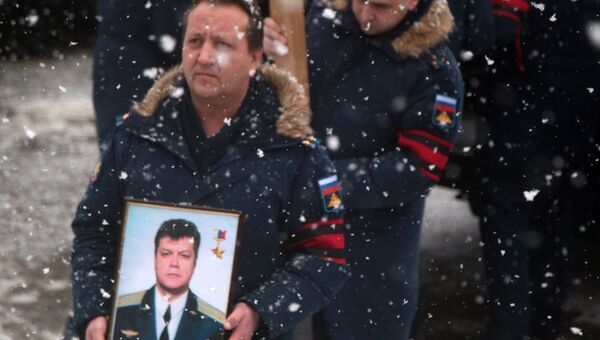 Военнослужащие ВВС России во время похорон летчика Олега Пешкова, погибшего в Сирии