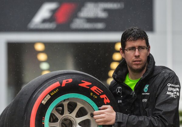 Механик команды Мерседес готовит резину для болидов в преддверии старта российского этапа чемпионата мира по кольцевым автогонкам в классе Формула-1