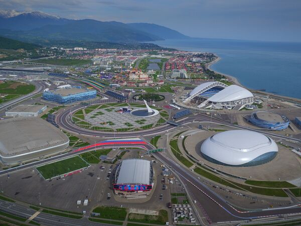 Вид на Олимпийский парк и Сочи Автодром, где будет проходить российский этап чемпионата мира по кольцевым автогонкам в классе Формула-1 в Сочи