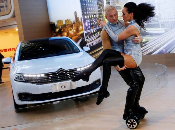Танцоры выступают у автомобиля Citroen C6. Пекинский автосалон, апрель 2016