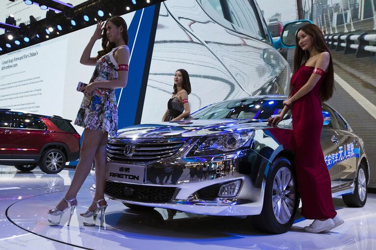 Модели у автомобиля Changan. Пекинский автосалон, апрель 2016