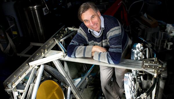 Эл Когут, руководитель программы PIPER, и строящаяся обсерватория-воздушный шар
