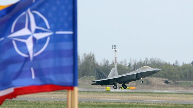 Истребитель ВВС США F-22 Raptor на авиабазе Зокняй, Литва. 27 апреля 2016