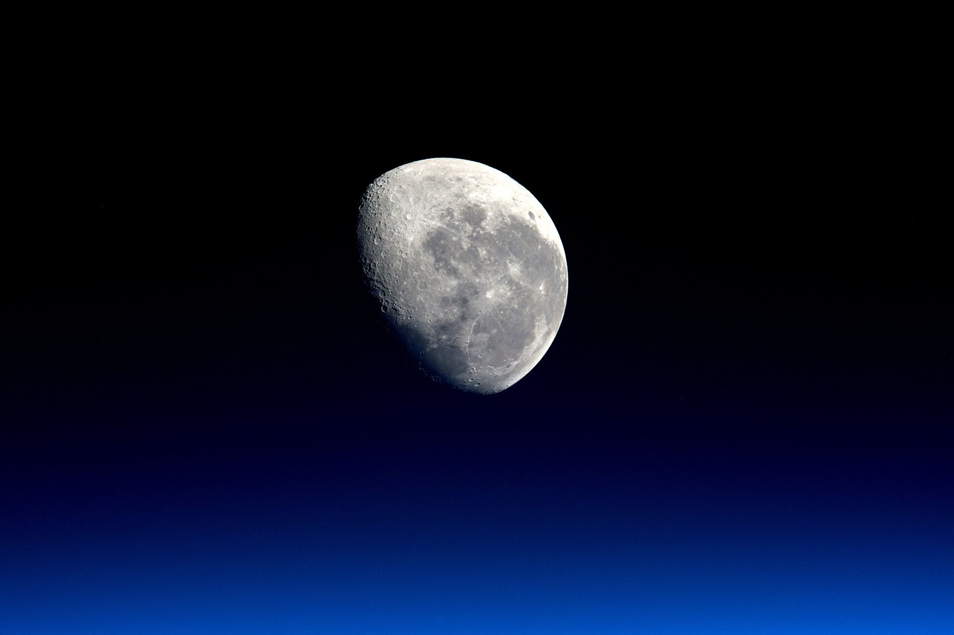 Снимок Луны снятый с МКС астронавтом ESA Тимоти Пиком - РИА Новости, 1920, 10.11.2021