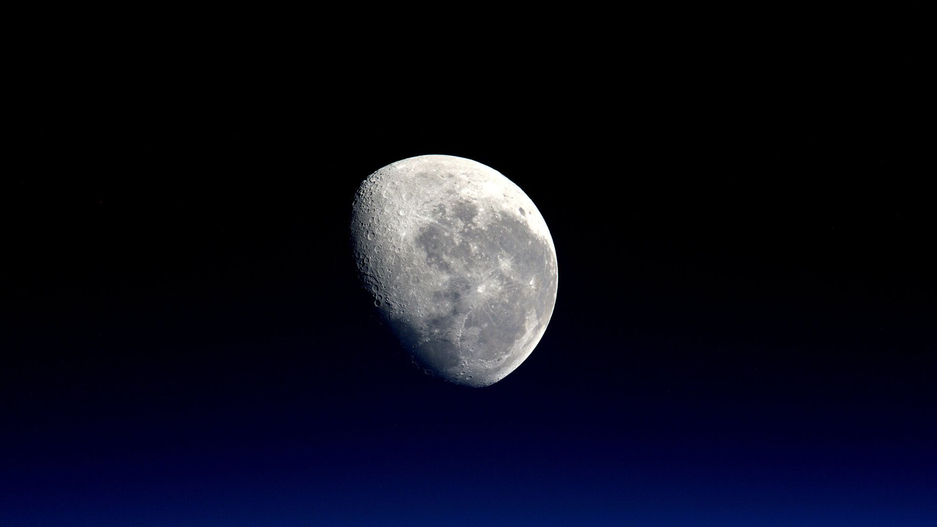 Снимок Луны снятый с МКС астронавтом ESA Тимоти Пиком - РИА Новости, 1920, 15.04.2022